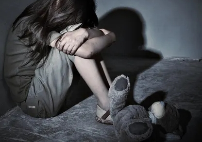 Изнасиловал падчерицу, пока жена рожала: обидчика взяли под стражу в Винницкой области