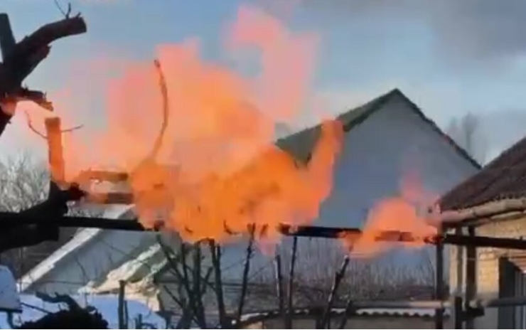 В результате обстрелов Николаевской области горела газовая труба. Фото иллюстрационное
