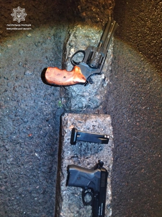 Ходил по улице с пистолетами и целился в авто: в Николаеве задержан мужчина 