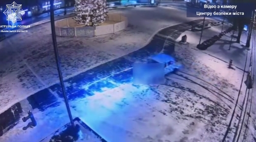 Водій влаштував дрифт біля новорічної ялинки у Львові (відео)