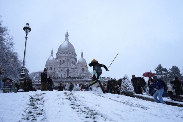 Европу заметает снегом: из-за непогоды погибли люди, движение транспорта парализовано (фото)
