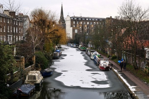 Европу заметает снегом: из-за непогоды погибли люди, движение транспорта парализовано (фото)