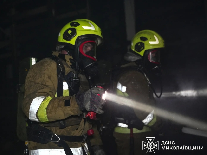 У багатоповерхівці Миколаєва горіли вхідні двері квартири