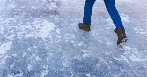 Коммунальщики всю ночь боролись с гололедом в Николаеве: работа продолжается 