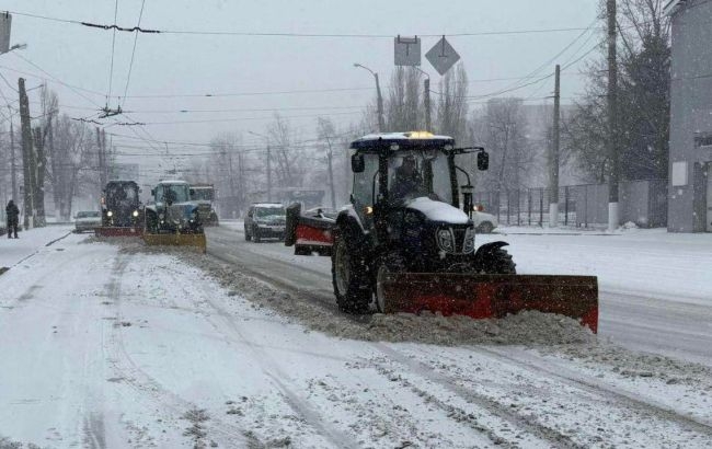 Снегопады накрыли Львов и Харьков: жителей призвали не пользоваться авто