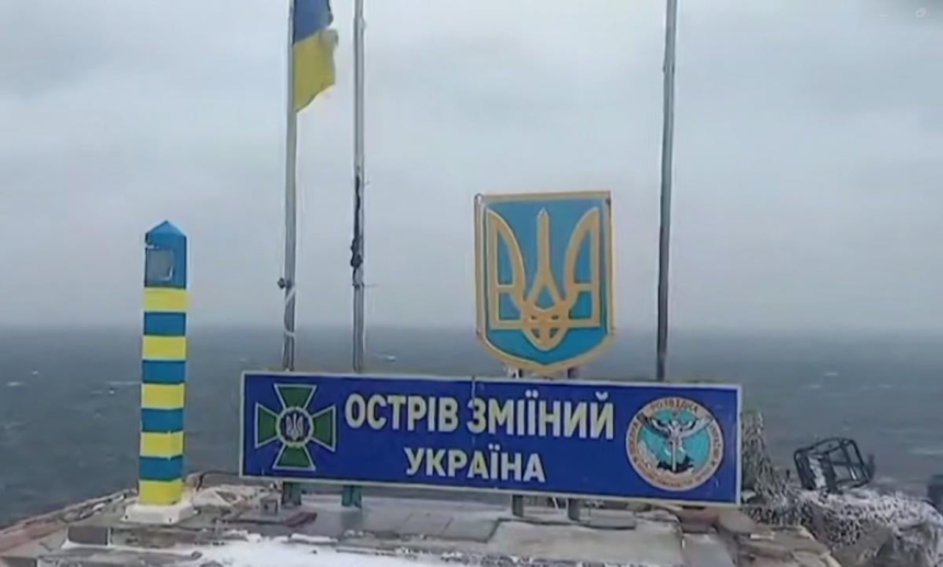 Пограничники показали зимние кадры острова Змеиный (видео)