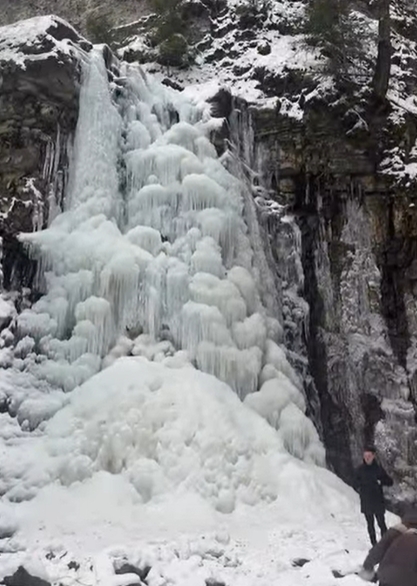 В Карпатах полностью замерз Манявский водопад (видео)