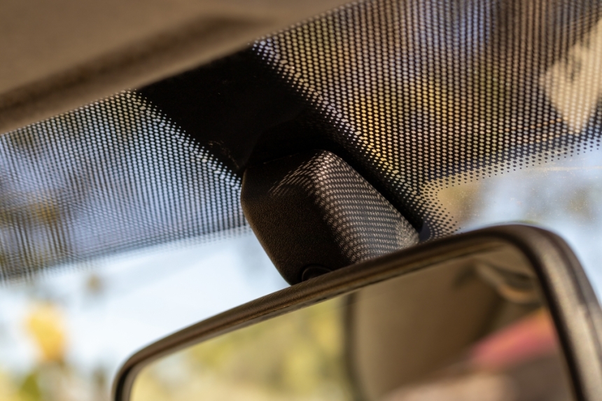 Зачем на автомобильном стекле наносят черные точки: объяснение специалиста