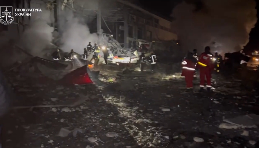 В пригороде Харькова обстреляли терминал «Новой почты»: 4 погибших (видео)