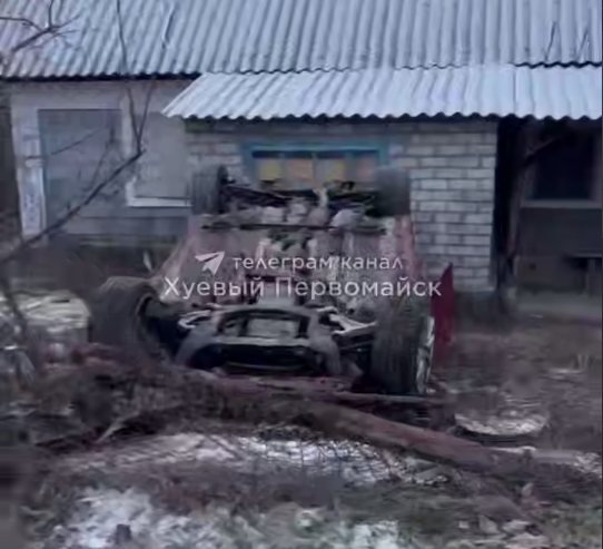 Автомобиль залетел во двор жилого дома и перевернулся в Николаевской области (видео)