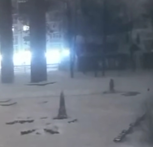 Несмотря на взрыв дрона рядом дворник продолжила убирать снег — реакция мэра Львова (видео)