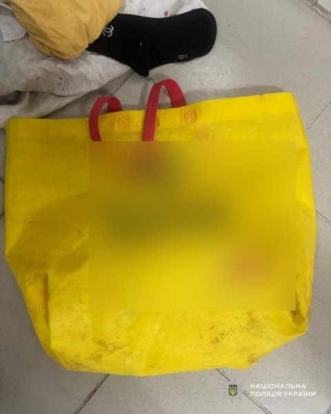 В подъезде жилого дома в сумке нашли младенца в Тернополе