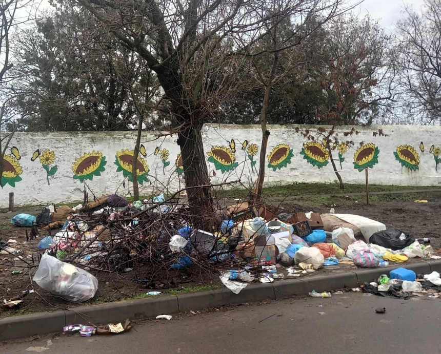 Біля школи-інтернату в Миколаєві знов утворилося сміттєзвалище