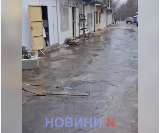 У Миколаєві розпочали ремонт мереж на вул. Космонавтів, де затопило ринок: низка будинків без води