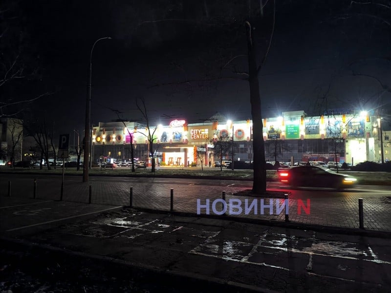 У Миколаєві не поспішають відключати вивіски та сіті-лайти з метою економії (фото)