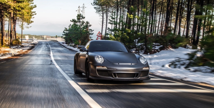 У Швейцарії українця зобов'язали повернути соцдопомогу через Porsche та дорогі поїздки