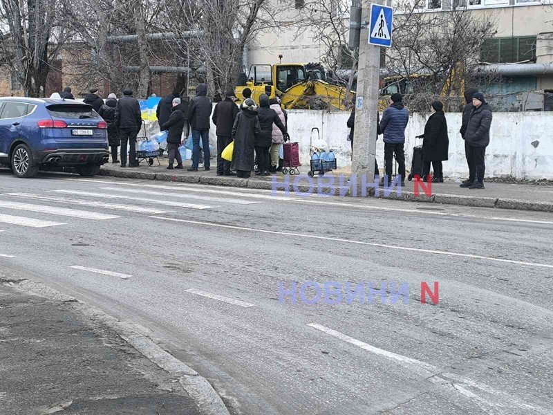 В Николаеве из-за морозов очереди у точек выдачи питьевой воды