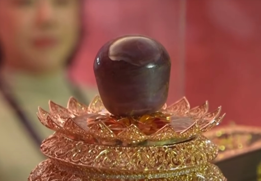 На Шри-Ланке найден уникальный сапфир стоимостью 300 миллионов долларов (видео)