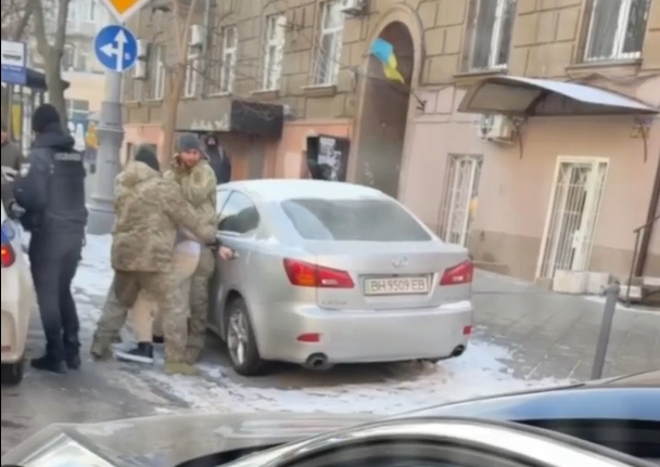 Виламали двері авто та витягли чоловіка: в Одеському ТЦК прокоментували побиття чоловіка (відео)