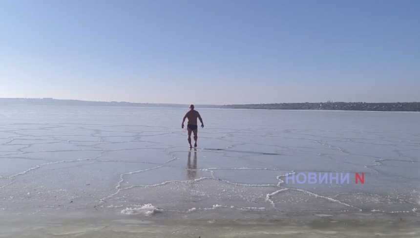 Любителі прогулятися босоніж по льоду вийшли на замерзлі річки у Миколаєві (видео)