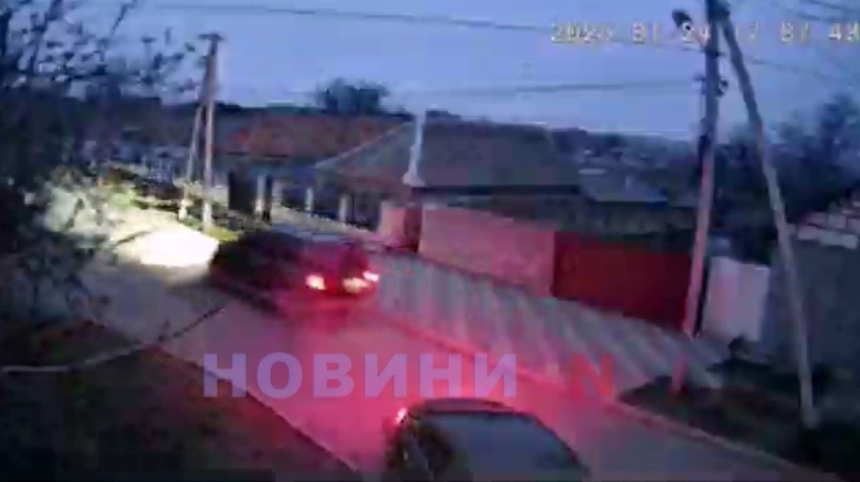 Водитель на Mitsubishi врезался в Hyundai и сбежал в Николаеве (видео)