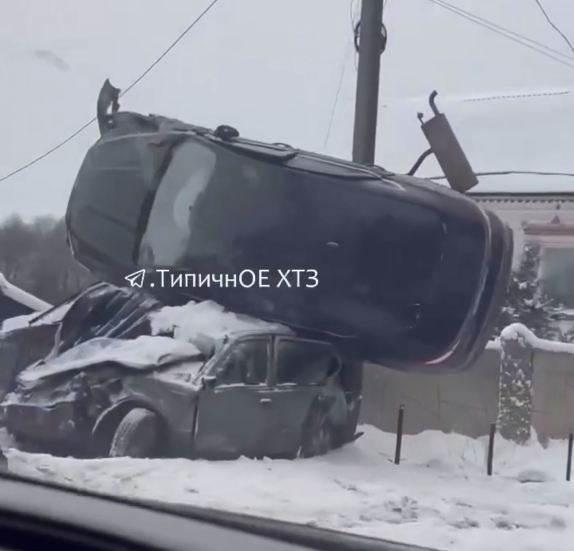 Дивна ДТП на Харківщині: одна автівка залетіла на іншу (відео)