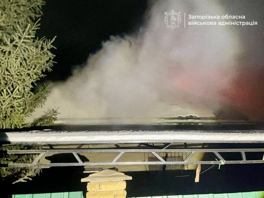 Россия дважды за ночь атаковала Запорожье: повреждены дома, возник пожар