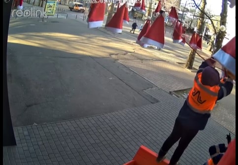 Николаевские коммунальщики украли у чебуречной новогоднюю декорацию (видео)