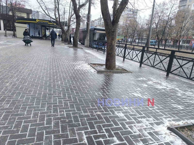 Ожеледиця в Миколаєві: кількість пацієнтів травмпункту збільшилася на третину, пішоходи йдуть по дорогах (фото)