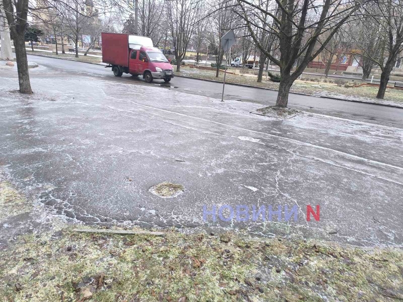 Николаев превратился в каток: репортаж с городских травмоопасных улиц