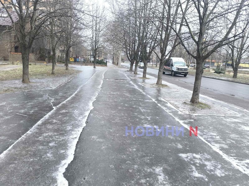 Николаев превратился в каток: репортаж с городских травмоопасных улиц