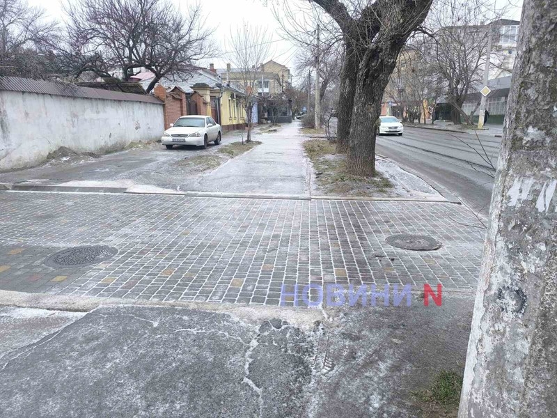 Николаев превратился в каток: репортаж с городских травмоопасных улиц