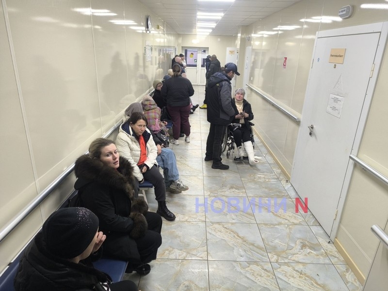 В николаевском травмпункте «аншлаг» — десятки людей травмированы из-за гололеда (фоторепортаж)