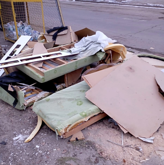 У Миколаєві біля будинку складували сміття: інспектори відреагували