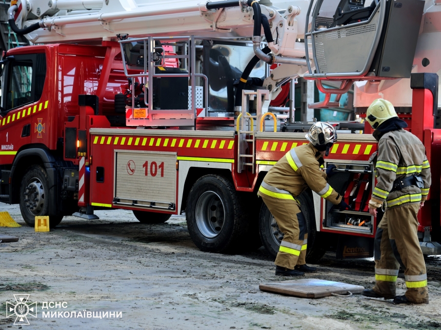 Два холодильники та навіс горіли у приватному будинку в Миколаєві