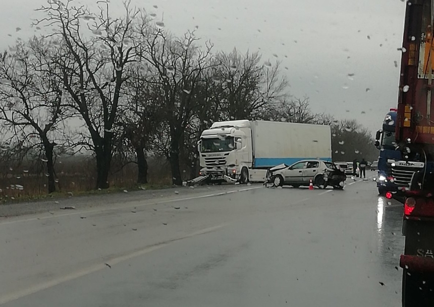 ДТП с участием Opel и двух грузовиков произошло на трассе в Николаевской области - есть пострадавший  