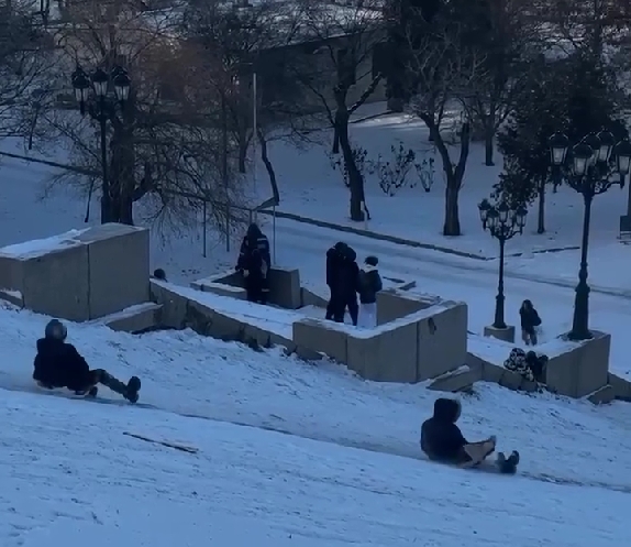 Набережную в Николаеве молодежь превратила в каток (видео)