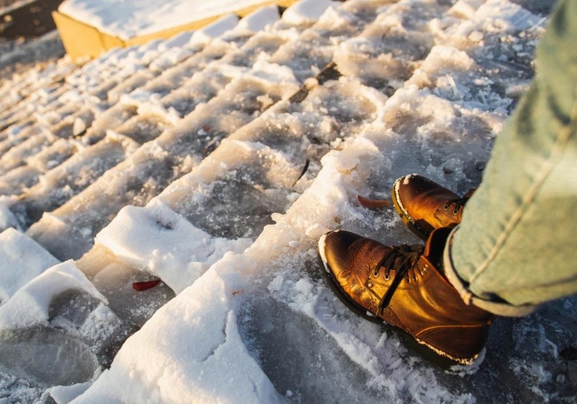 Как получить компенсацию в случае травмы на скользком тротуаре