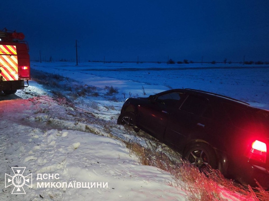 У Миколаївській області рятувальники витягували «швидкі» зі снігових сугробів та автомобіль з кювету