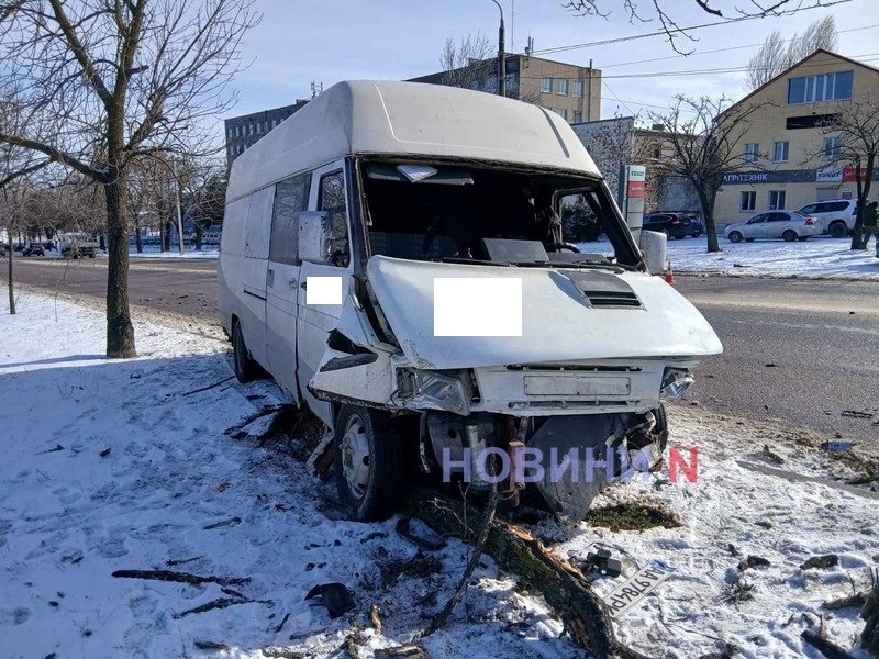 Лобовое столкновение в Николаеве: госпитализирован один человек, возник затор (фото)