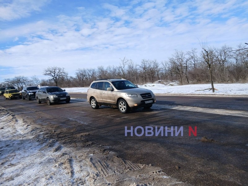 Лобовое столкновение в Николаеве: госпитализирован один человек, возник затор (фото)