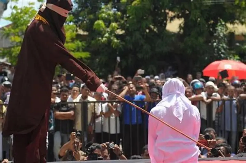В Індонезії пару публічно висікли за секс поза шлюбом і алкоголь