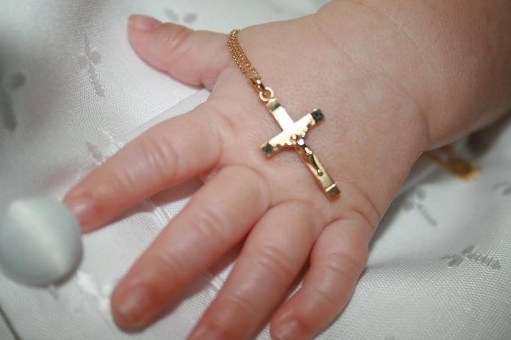 Ребенок зацепился нательным крестиком и задохнулся: мать предстанет перед судом