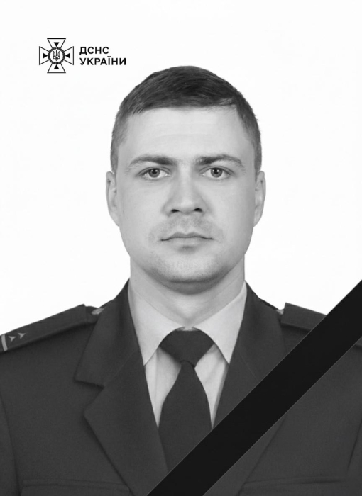  Спасатель погиб, спасая людей после обстрела в Киевской области