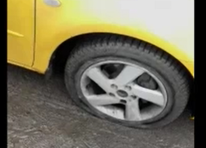 Пять автомобилей получили повреждения, попав в яму за Варваровским мостом в Николаеве (видео)