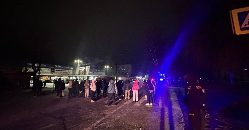 Жителі Дніпра перекрили дорогу через відключення світла