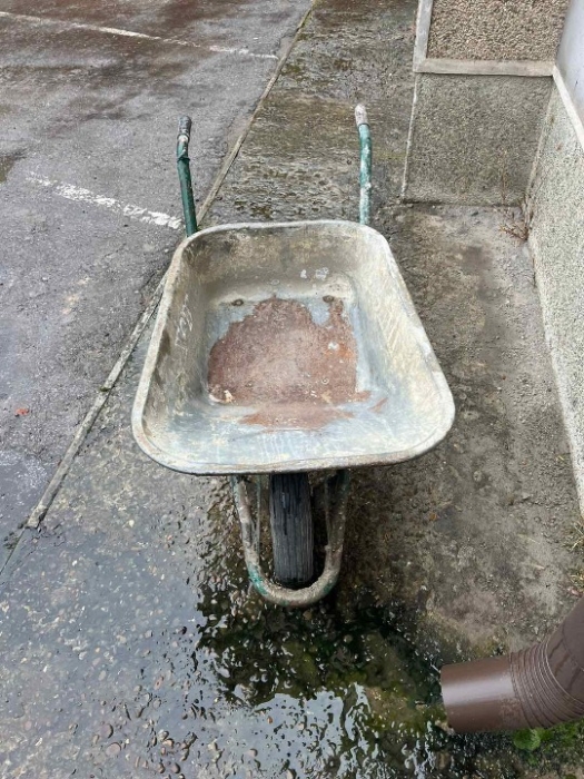 Від білизни до тачки: що можна купити на “барахолці” конфіскованого майна