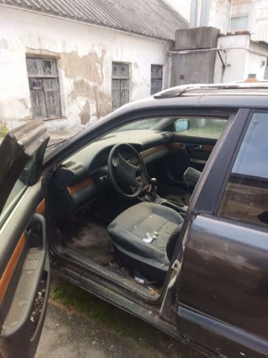 Від білизни до тачки: що можна купити на “барахолці” конфіскованого майна