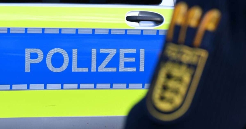 Изъяты тысячи предметов с символикой Гитлера и праворадикальная музыка