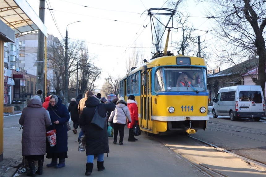 В Николаеве движение электротранспорта задерживается из-за отключения подстанций
